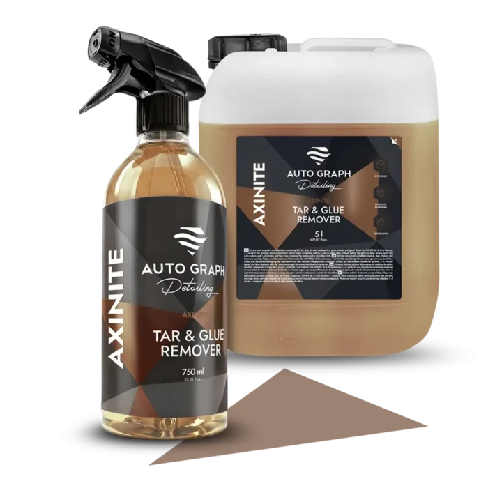 AXINITE, preparat na asfalt i klej, butelka z atomizerem 750 ml obok kanistra 5 l na białym tle