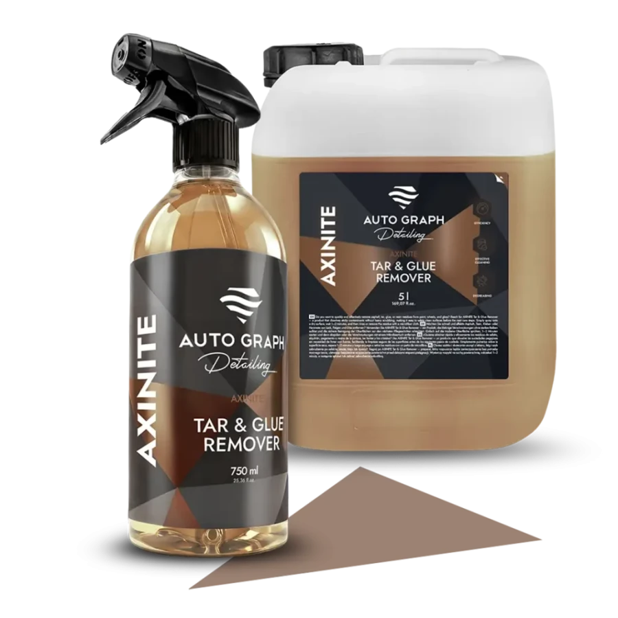 AXINITE, preparat na asfalt i klej, butelka z atomizerem 750 ml obok kanistra 5 l na białym tle