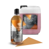 AMBER All Purpose Cleaner, butelka 750 ml obok kanistra 5 l na białym tle