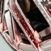 Zbliżenie na felgę pokrytą czerwoną pianą po zastosowaniu AMETHYST Rim Cleaner