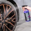Dłoń nanosi AMETHYST Rim Cleaner z atomizera na czarną felgę z miedzianymi wstawkami