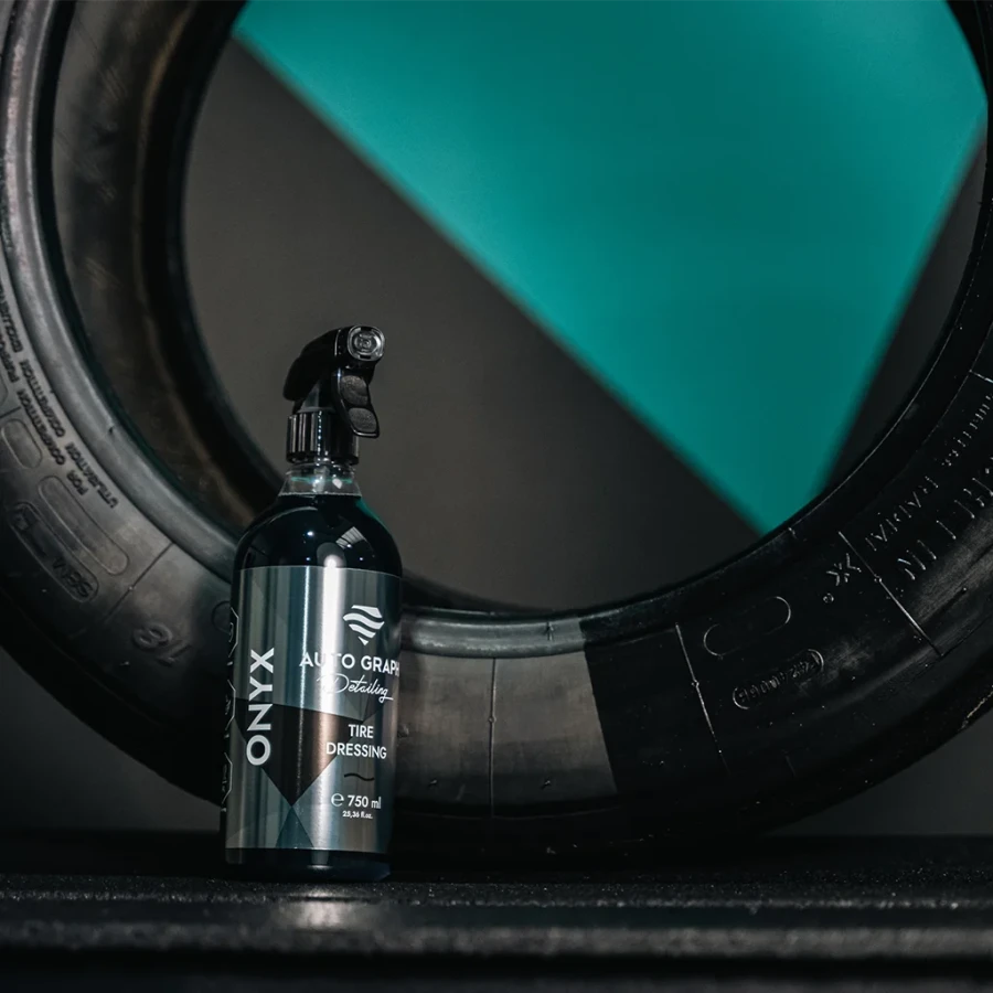 Butelka ONYX Tire Dressing na tle okrągłej opony z turkusową plamą światła