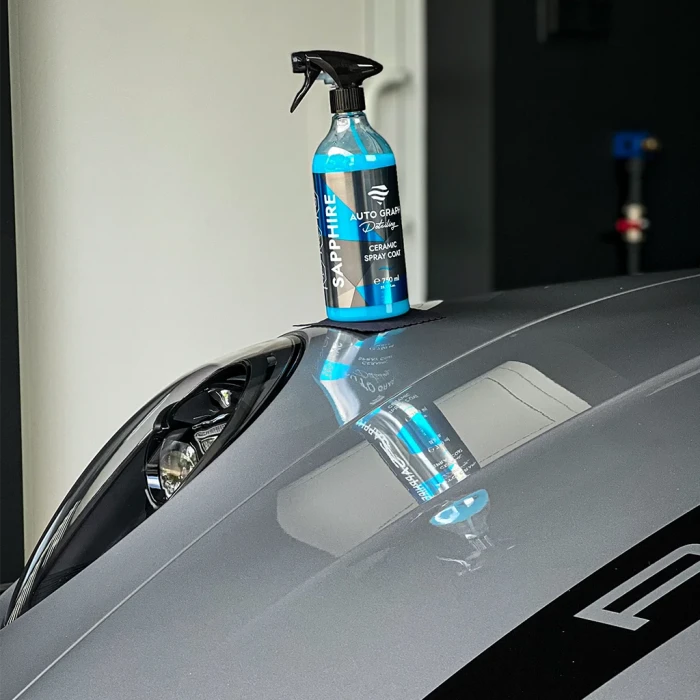 Butelka SAPPHIRE Ceramic Spray Coat z atomizerem postawiona na dachu samochodu