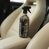 butelka z atomizerem NEPHELINE Leather Cleaner na beżowym skórzanym fotelu samochodu