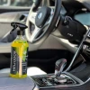 Butelka HELIODOR Interior Detailer na progu drzwi we wnętrzu samochodu BMW