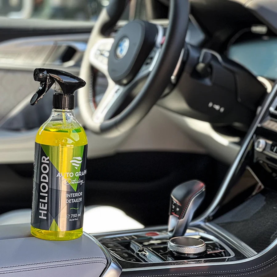Butelka HELIODOR Interior Detailer na progu drzwi we wnętrzu samochodu BMW
