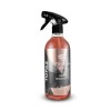 Pojedyncza butelka ze spryskiwaczem 750 ml pomarańczowego płynu TOPAZ Bug Remover na białym tle
