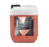 Kanister 5 l pomarańczowego płynu TOPAZ Bug Remover z uchwytem, na białym tle